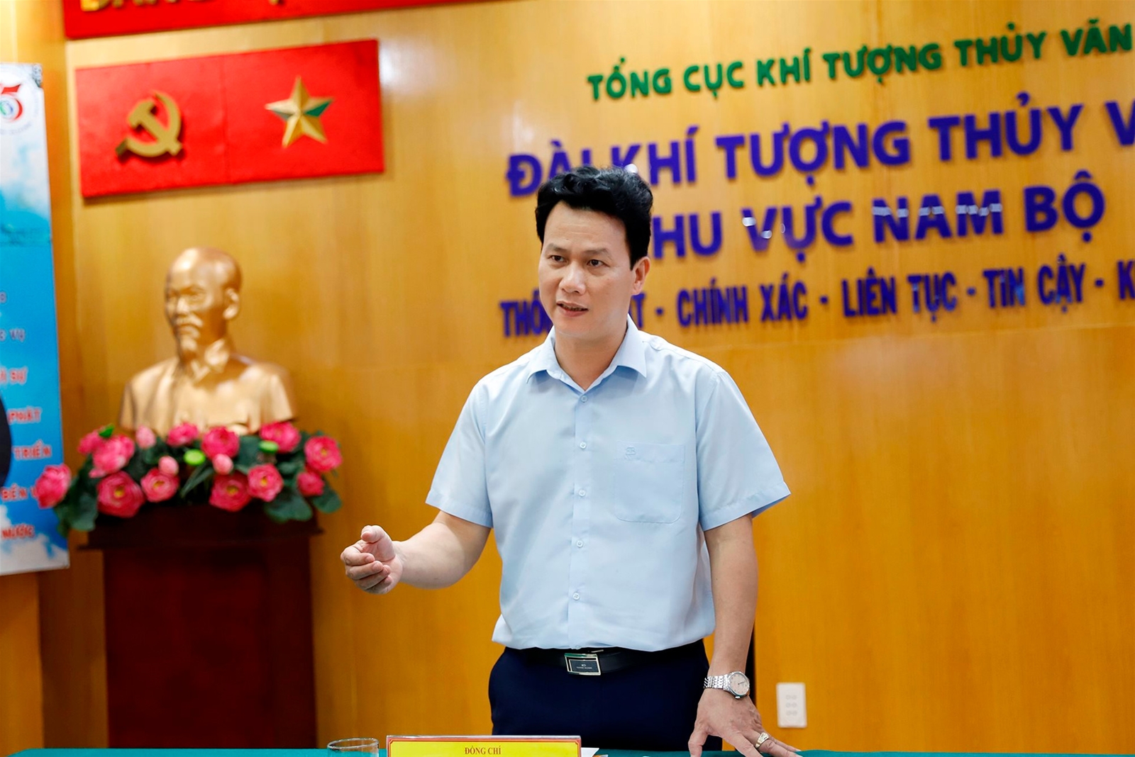 Bộ trưởng Đặng Quốc Khánh thăm và làm việc với Đài Khí tượng thủy văn khu vực Nam Bộ