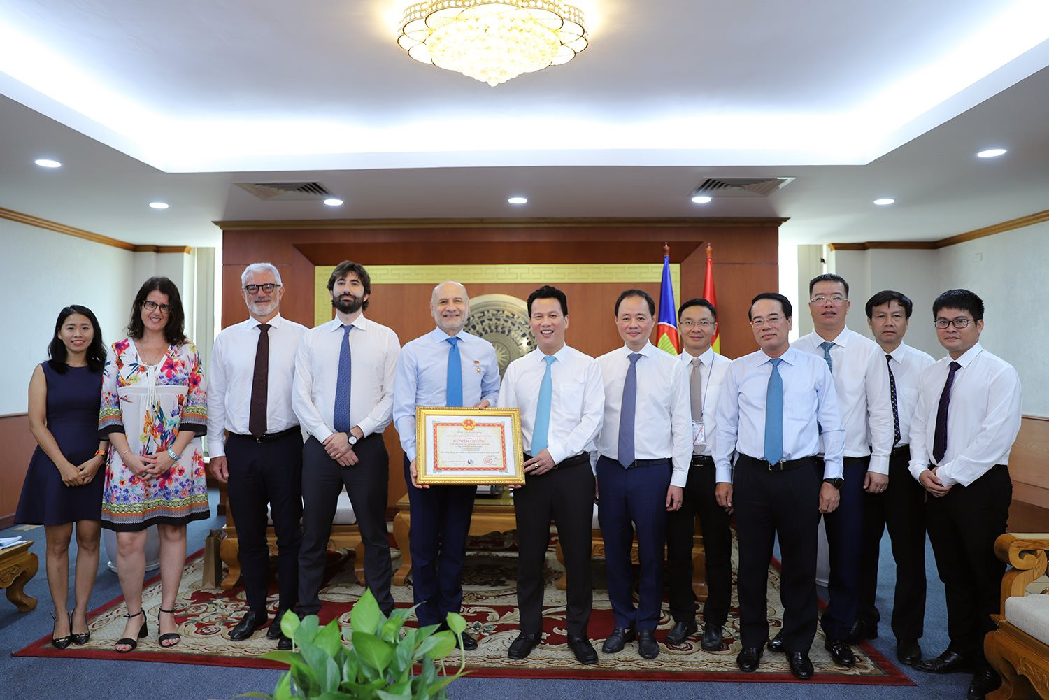 Bộ trưởng Đặng Quốc Khánh trao tặng Đại sứ đặc mệnh toàn quyền Italia tại Việt Nam Kỷ niệm chương Vì sự nghiệp Tài nguyên và Môi trường”