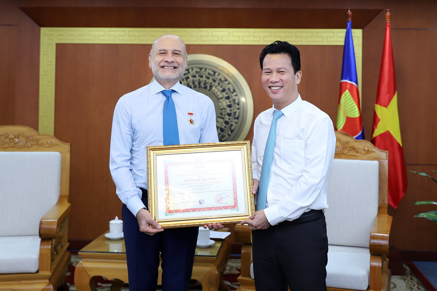 Bộ trưởng Đặng Quốc Khánh trao tặng Đại sứ đặc mệnh toàn quyền Italia tại Việt Nam Kỷ niệm chương Vì sự nghiệp Tài nguyên và Môi trường”