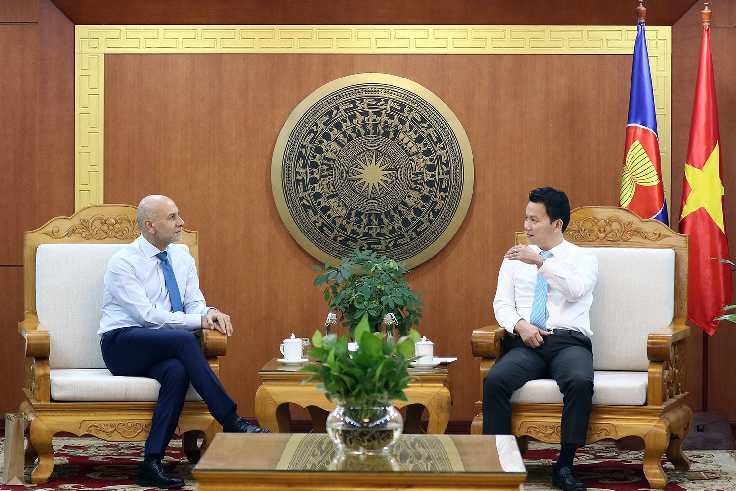 Bộ trưởng Đặng Quốc Khánh trao tặng Đại sứ đặc mệnh toàn quyền Italia tại Việt Nam Kỷ niệm chương Vì sự nghiệp Tài nguyên và Môi trường”