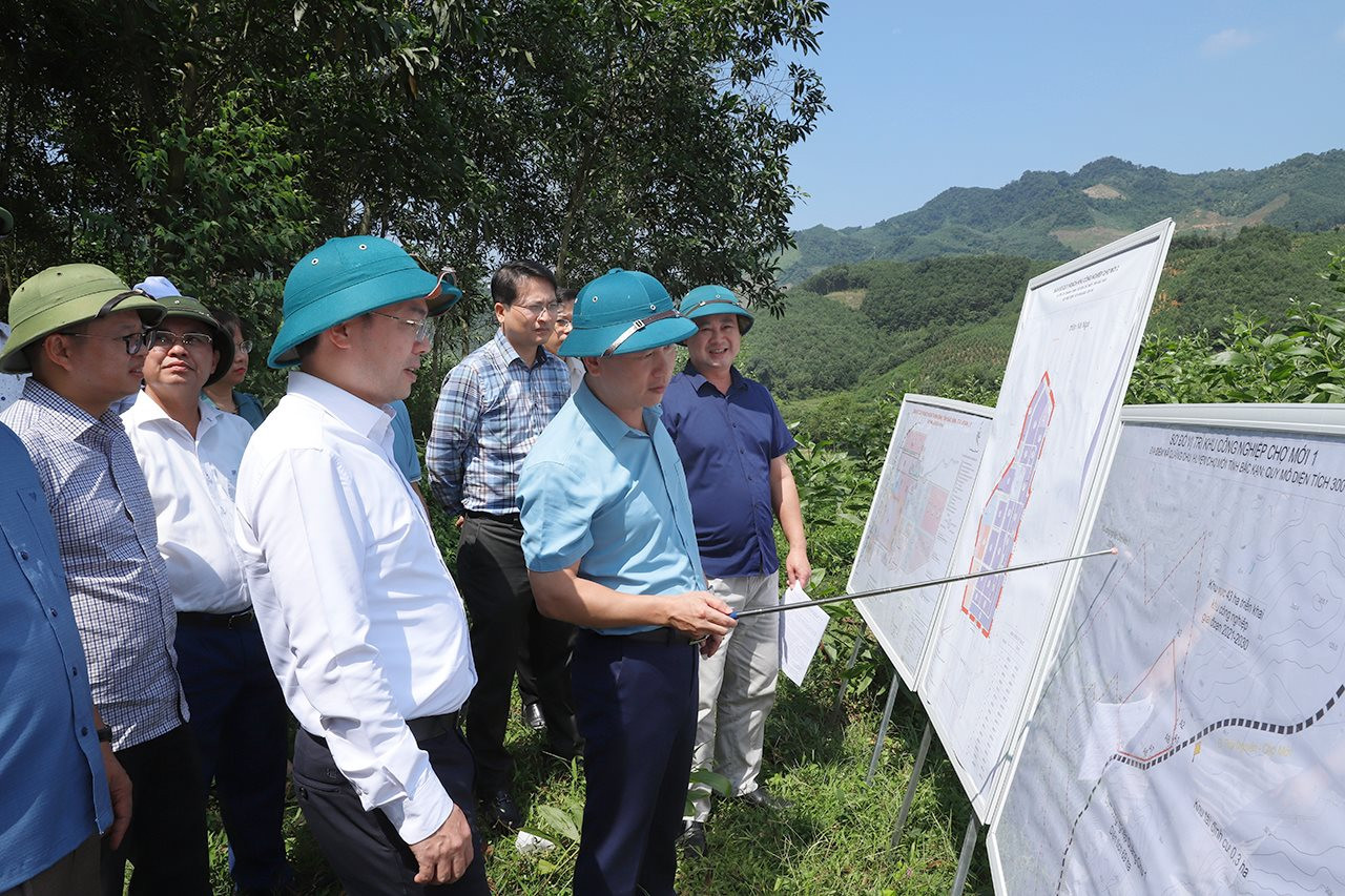 Bộ trưởng Đặng Quốc Khánh thị sát công tác bảo vệ môi trường tại các khu công nghiệp tỉnh Bắc Kạn