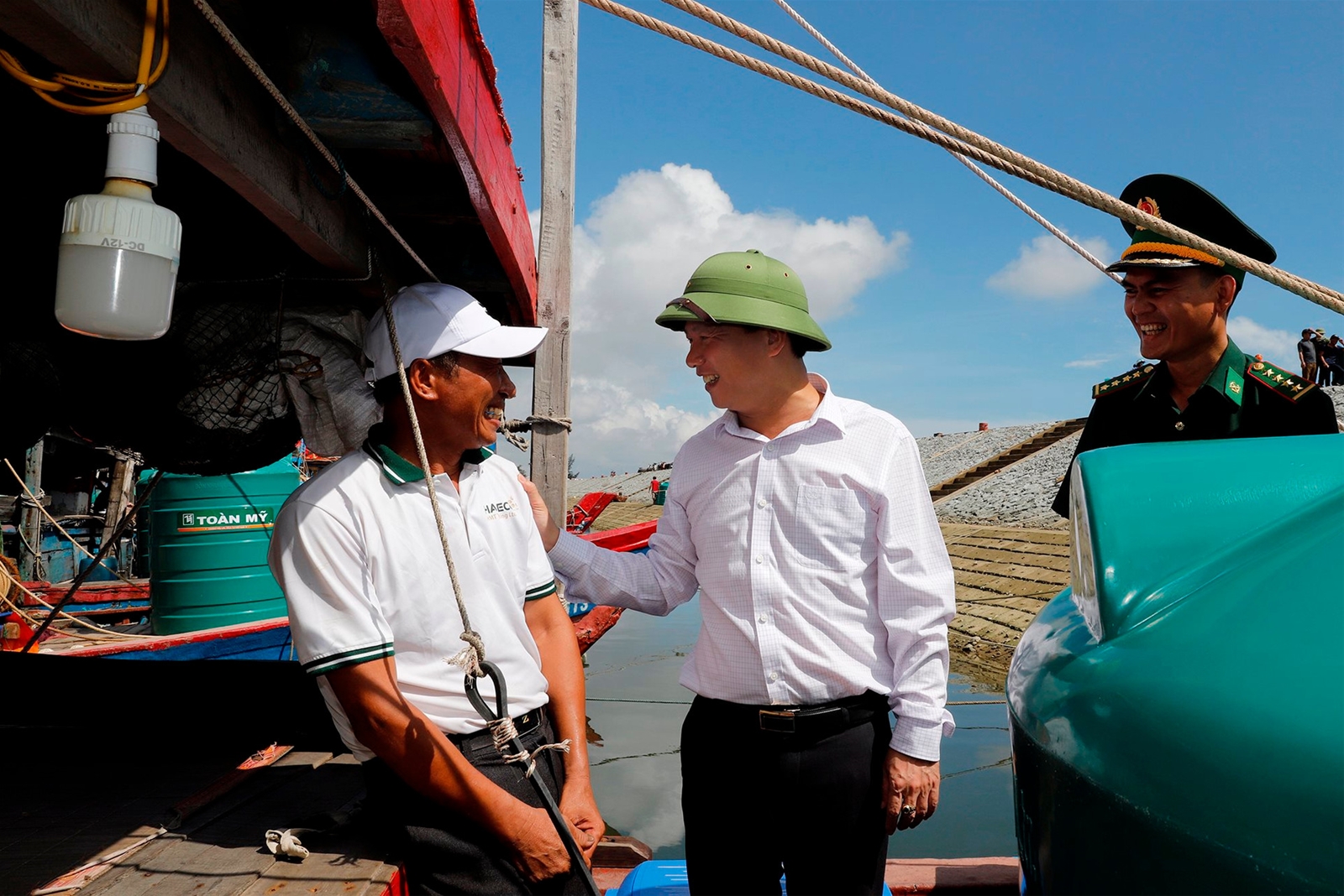 Bộ trưởng Đặng Quốc Khánh dâng hương tưởng niệm các Anh hùng Liệt sỹ tại Khu Di tích Ngã ba Đồng Lộc
