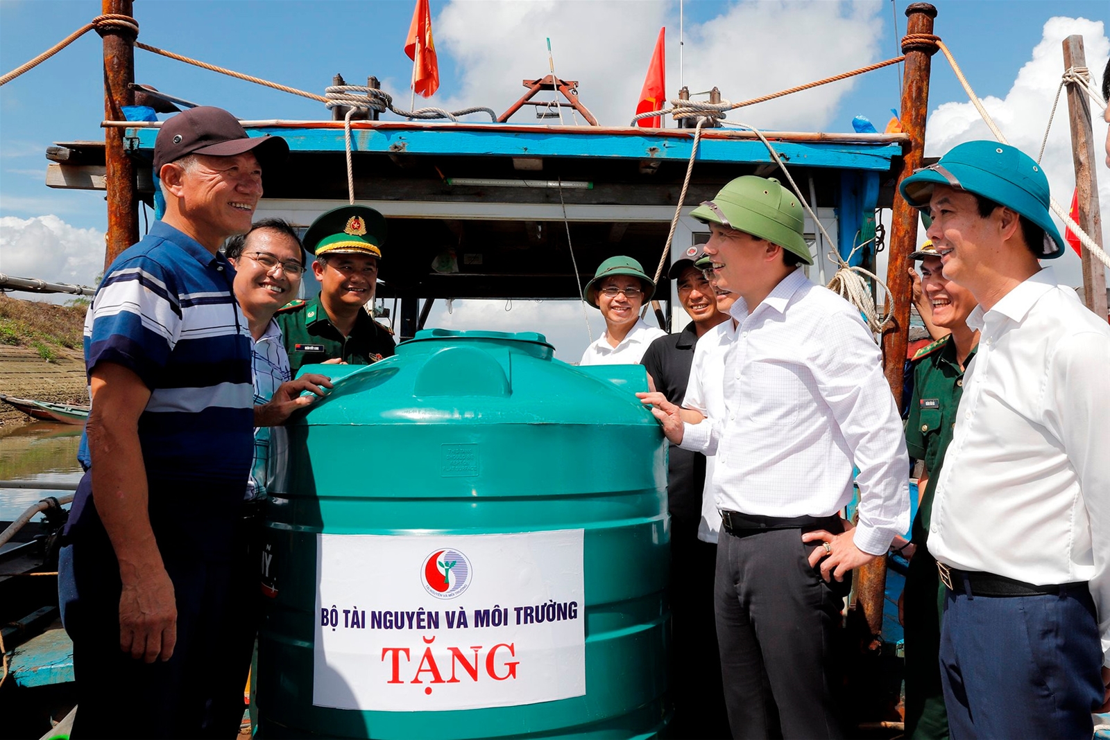 Bộ trưởng Đặng Quốc Khánh dâng hương tưởng niệm các Anh hùng Liệt sỹ tại Khu Di tích Ngã ba Đồng Lộc