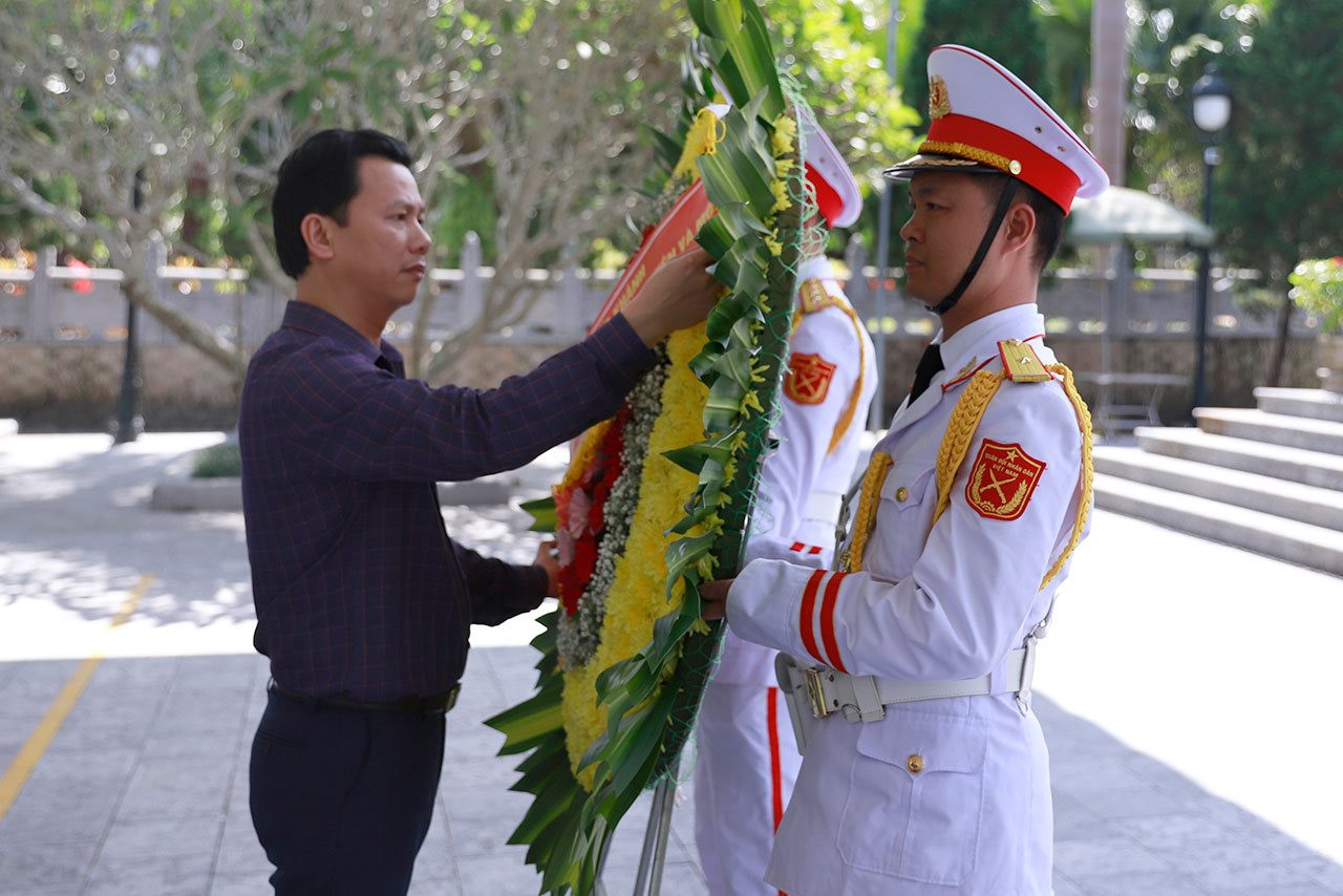 Đoàn ĐBQH khóa XV tỉnh Hà Giang viếng Nghĩa trang Liệt sỹ Quốc gia Vị Xuyên và Đền thờ các Anh hùng Liệt sỹ Điểm cao 468