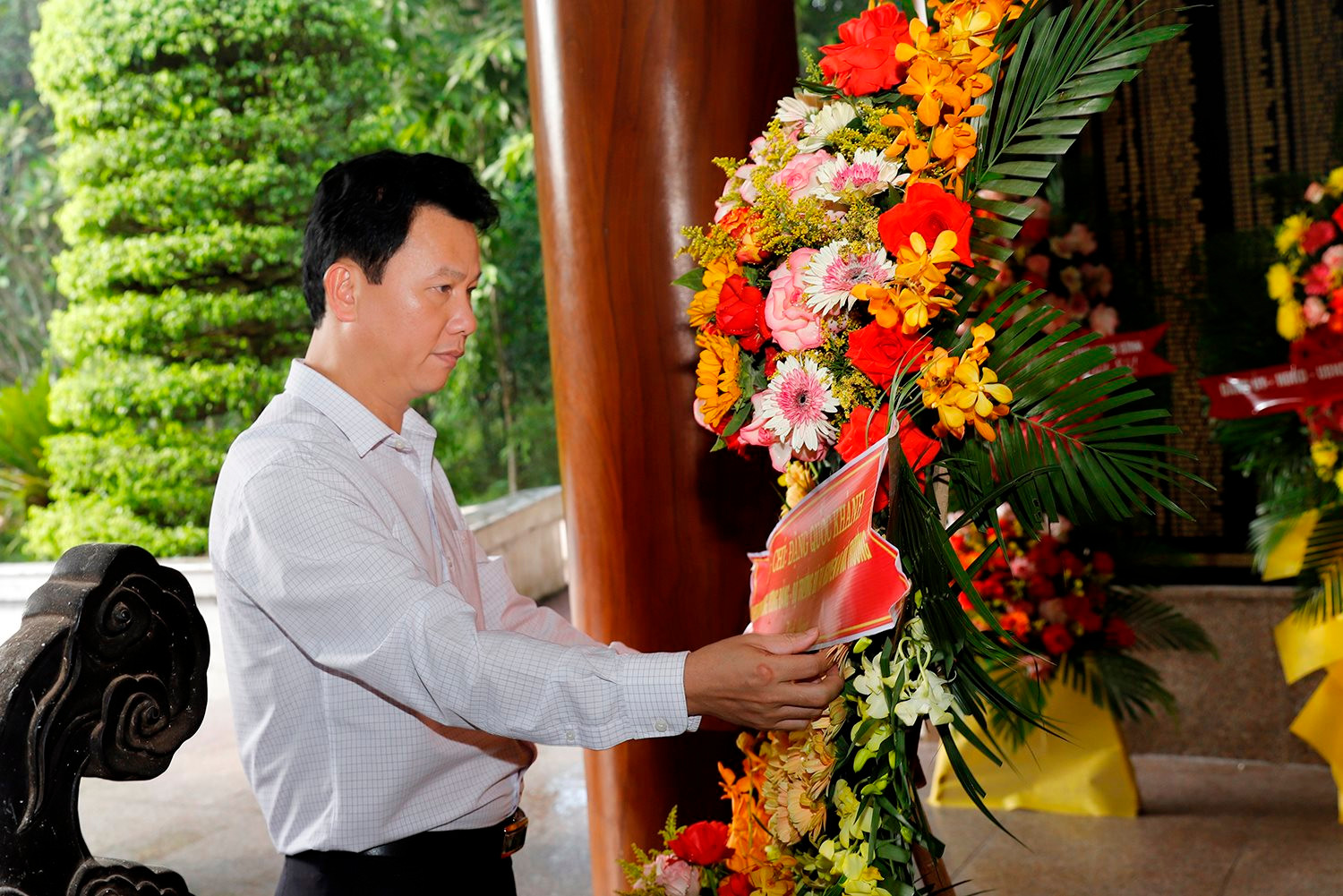 Bộ trưởng Đặng Quốc Khánh dâng hương tưởng niệm các Anh hùng Liệt sỹ tại Khu Di tích Ngã ba Đồng Lộc