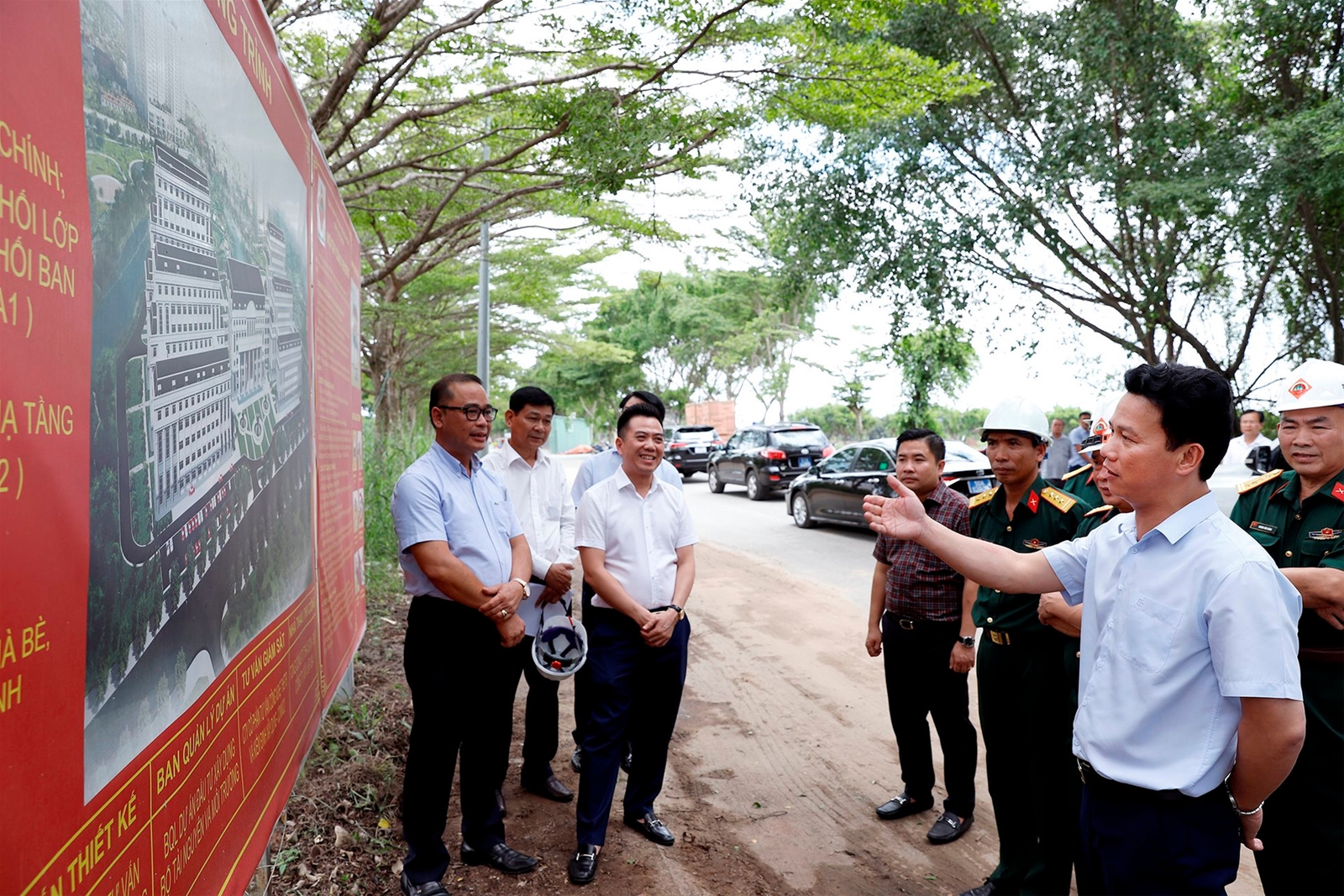 Bộ trưởng Đặng Quốc Khánh thăm và làm việc với Đài Khí tượng thủy văn khu vực Nam Bộ