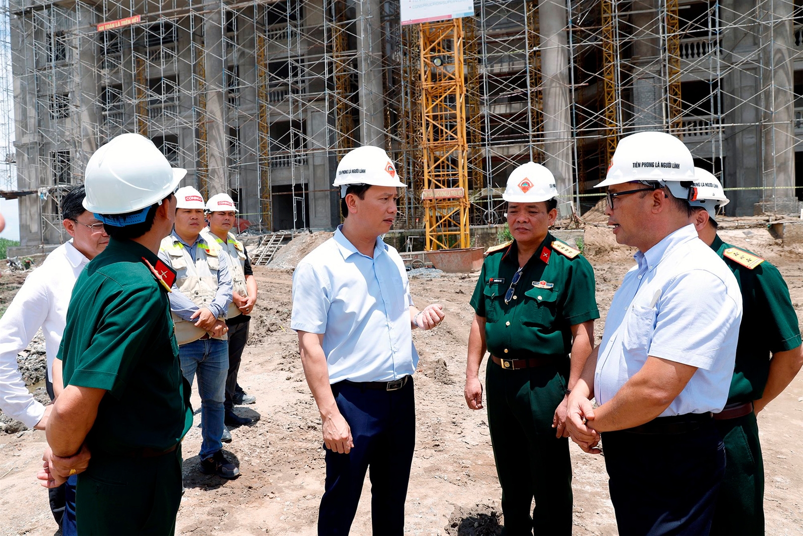 Bộ trưởng Đặng Quốc Khánh thăm và làm việc với Đài Khí tượng thủy văn khu vực Nam Bộ