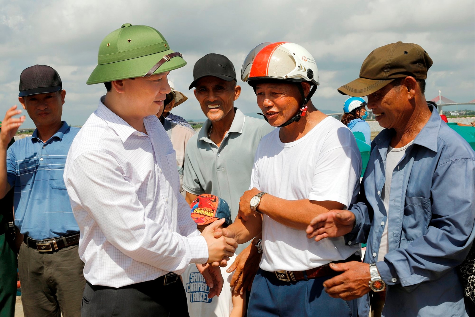 Bộ trưởng Đặng Quốc Khánh dâng hương tưởng niệm các Anh hùng Liệt sỹ tại Khu Di tích Ngã ba Đồng Lộc