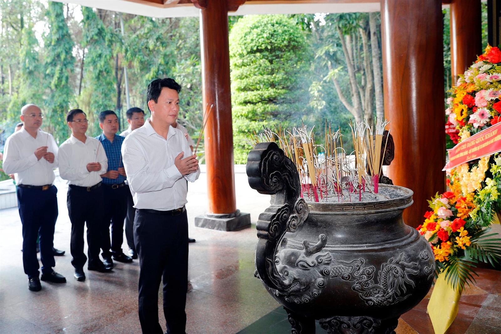 Bộ trưởng Đặng Quốc Khánh dâng hương tưởng niệm các Anh hùng Liệt sỹ tại Khu Di tích Ngã ba Đồng Lộc