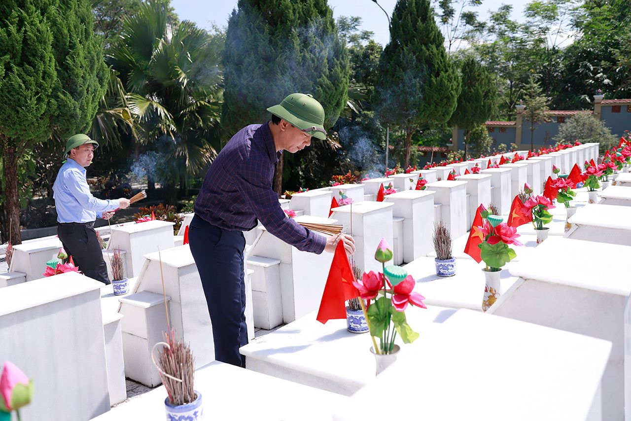 Đoàn ĐBQH khóa XV tỉnh Hà Giang viếng Nghĩa trang Liệt sỹ Quốc gia Vị Xuyên và Đền thờ các Anh hùng Liệt sỹ Điểm cao 468