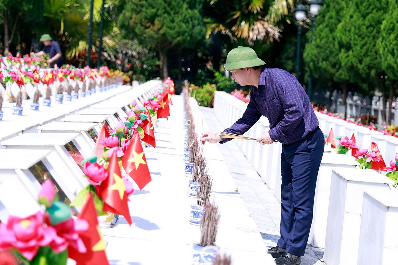 Đoàn ĐBQH khóa XV tỉnh Hà Giang viếng Nghĩa trang Liệt sỹ Quốc gia Vị Xuyên và Đền thờ các Anh hùng Liệt sỹ Điểm cao 468