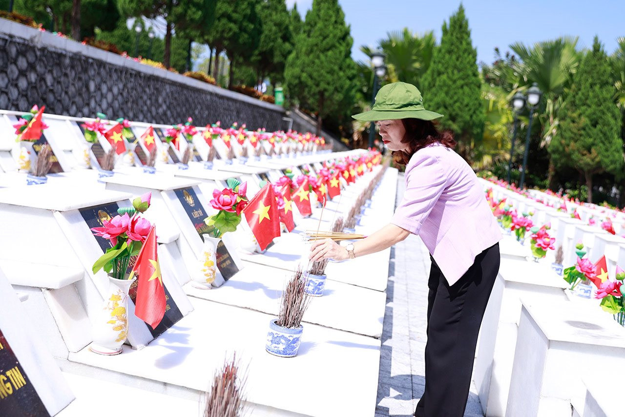 Đoàn ĐBQH khóa XV tỉnh Hà Giang viếng Nghĩa trang Liệt sỹ Quốc gia Vị Xuyên và Đền thờ các Anh hùng Liệt sỹ Điểm cao 468