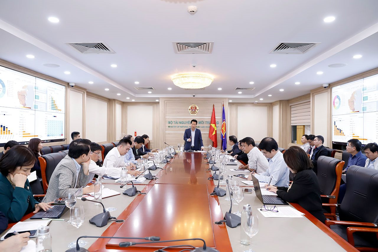 Bộ trưởng Đặng Quốc Khánh nghe báo cáo về công tác triển khai xây dựng và hoàn thiện cơ sở dữ liệu đất đai Quốc gia