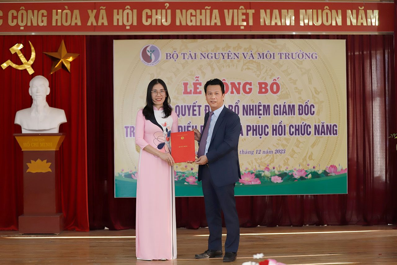 Bộ trưởng Đặng Quốc Khánh trao Quyết định bổ nhiệm Giám đốc Trung tâm Điều dưỡng và Phục hồi chức năng, Bộ Tài nguyên và Môi trường