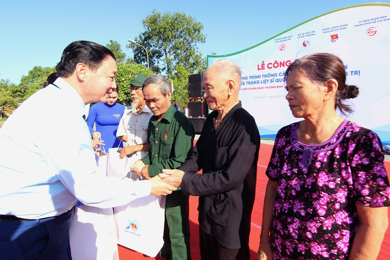 Bộ TN&MT hỗ trợ trồng cây xanh cải tạo cảnh quan tại các nghĩa trang liệt sỹ ở Quảng Trị