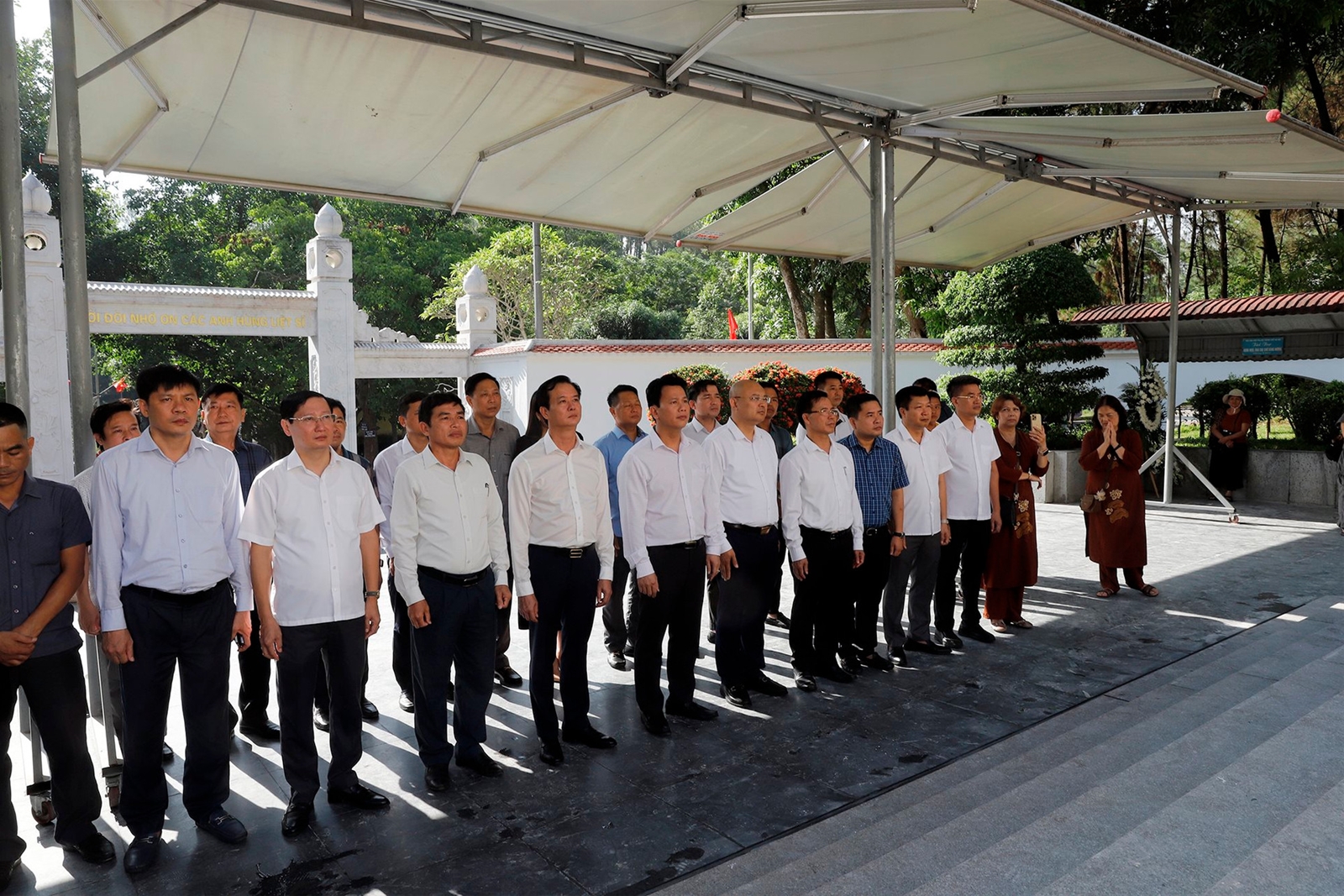 Bộ trưởng Đặng Quốc Khánh dâng hương tưởng niệm các Anh hùng Liệt sỹ tại Khu Di tích Ngã ba Đồng Lộc