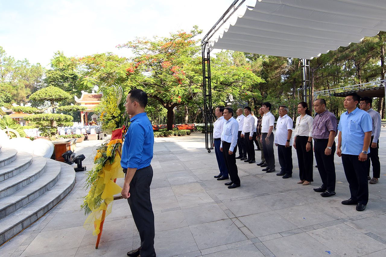 Lãnh đạo Bộ TN&MT dâng hương tưởng niệm các Anh hùng liệt sỹ tại Nghĩa trang Trường Sơn, Đường 9