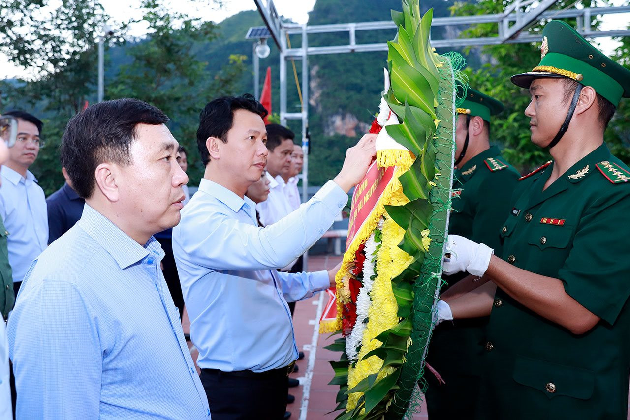 Đoàn ĐBQH khóa XV tỉnh Hà Giang viếng Nghĩa trang Liệt sỹ Quốc gia Vị Xuyên và Đền thờ các Anh hùng Liệt sỹ Điểm cao 468