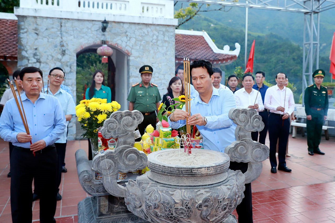 Đoàn ĐBQH khóa XV tỉnh Hà Giang viếng Nghĩa trang Liệt sỹ Quốc gia Vị Xuyên và Đền thờ các Anh hùng Liệt sỹ Điểm cao 468