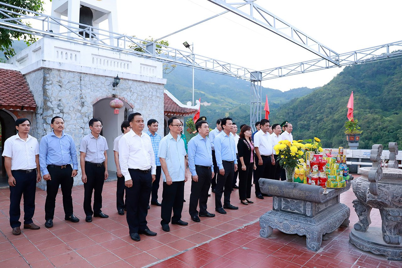 Đoàn ĐBQH khóa XV tỉnh Hà Giang viếng Nghĩa trang Liệt sỹ Quốc gia Vị Xuyên và Đền thờ các Anh hùng Liệt sỹ Điểm cao 468