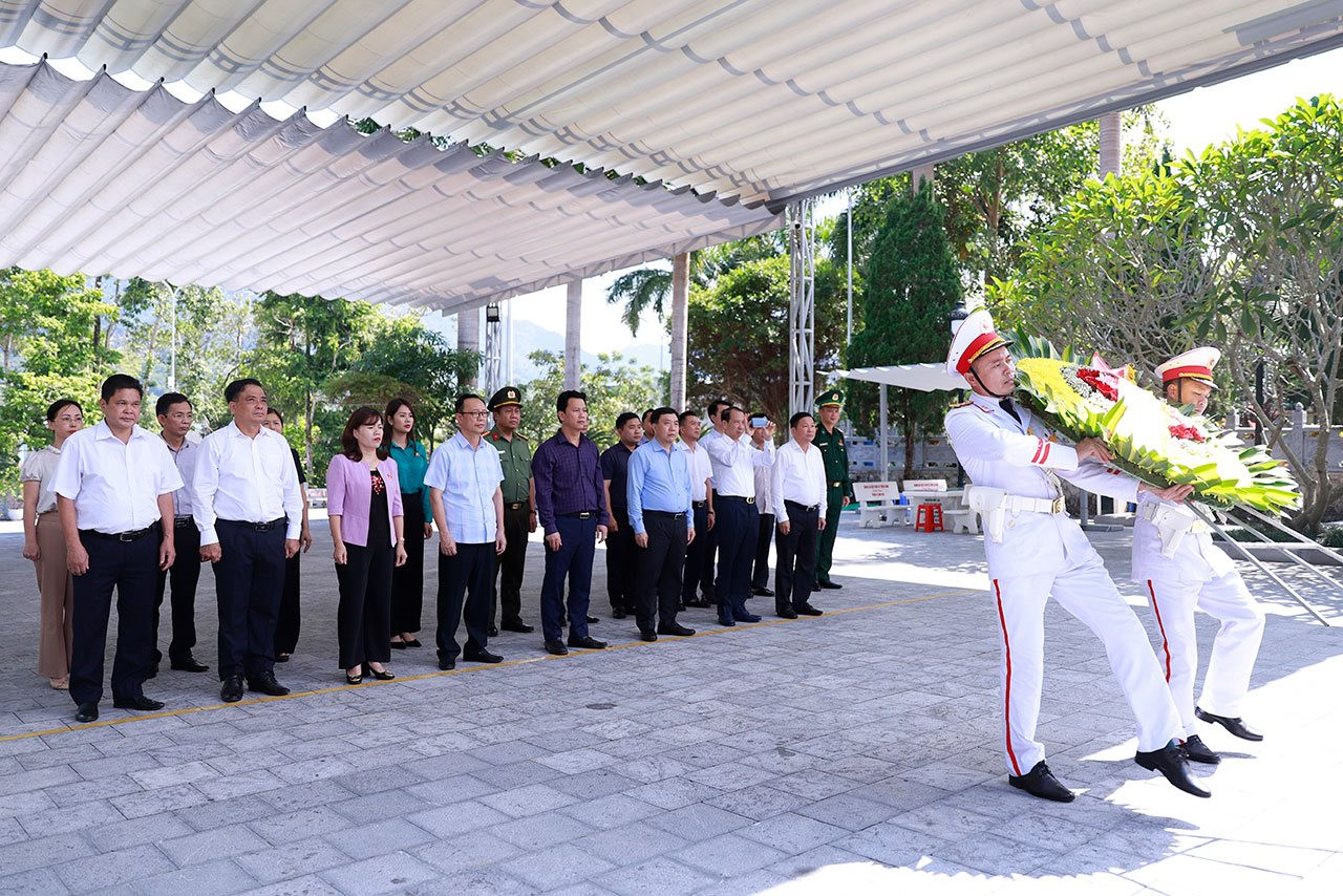 Đoàn ĐBQH khóa XV tỉnh Hà Giang viếng Nghĩa trang Liệt sỹ Quốc gia Vị Xuyên và Đền thờ các Anh hùng Liệt sỹ Điểm cao 468