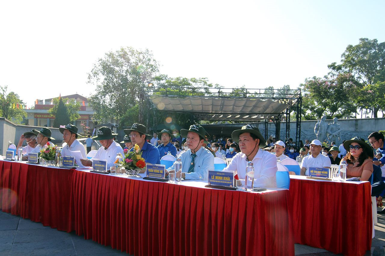 Bộ TN&MT hỗ trợ trồng cây xanh cải tạo cảnh quan tại các nghĩa trang liệt sỹ ở Quảng Trị