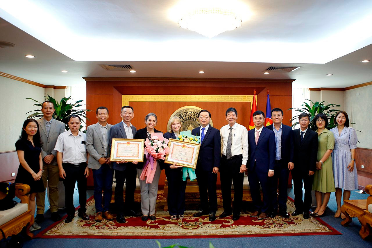 Bộ trưởng Trần Hồng Hà trao Kỷ niệm chương Vì sự nghiệp Tài nguyên và Môi trường cho lãnh đạo USAID Việt Nam