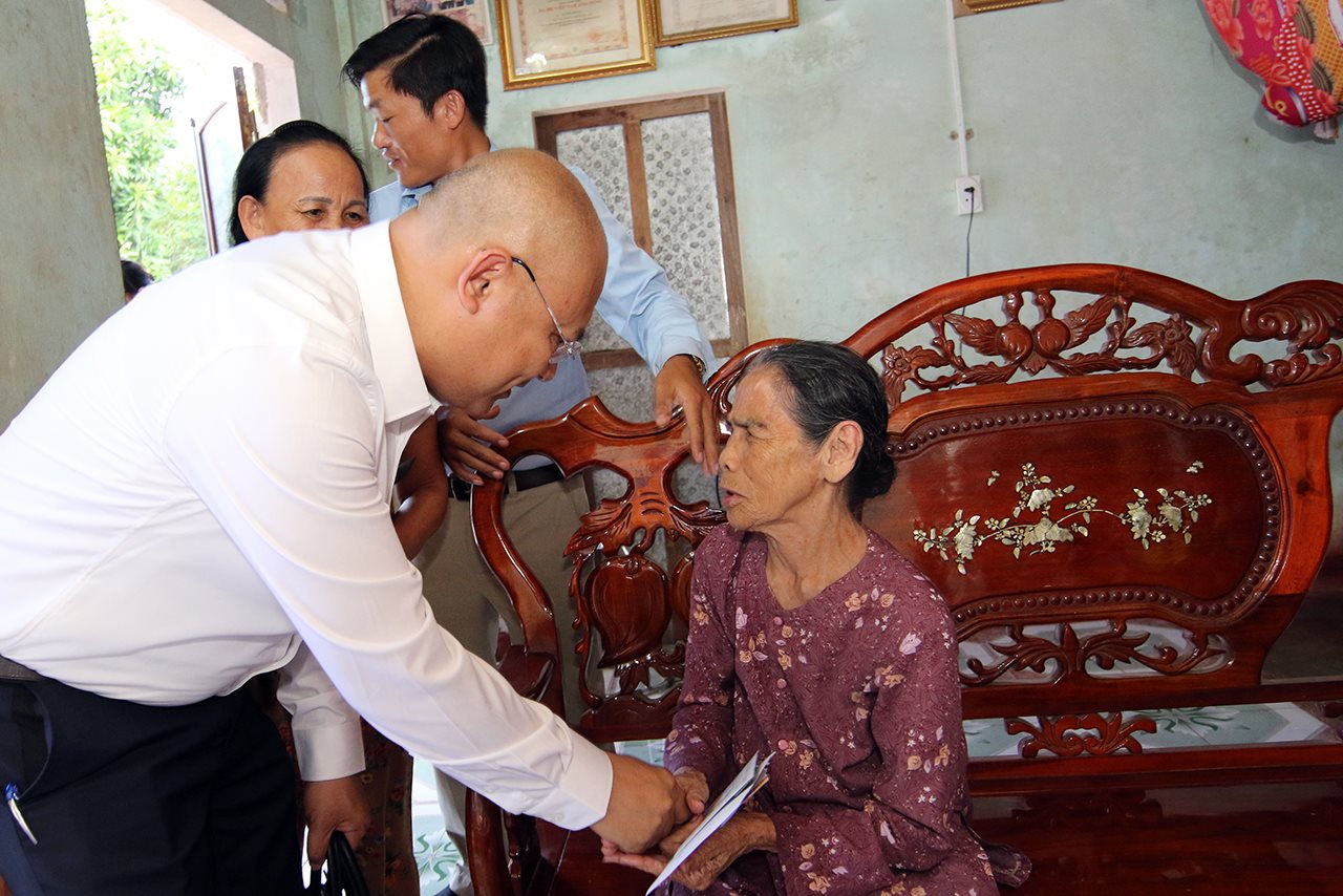 Bộ trưởng Trần Hồng Hà thăm và tri ân Mẹ Việt Nam Anh hùng