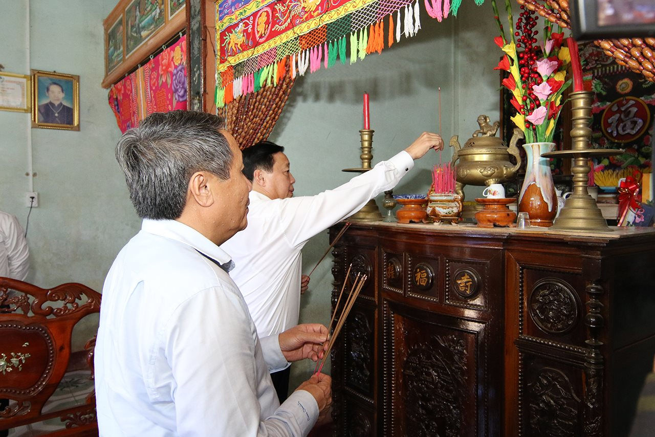 Bộ trưởng Trần Hồng Hà thăm và tri ân Mẹ Việt Nam Anh hùng