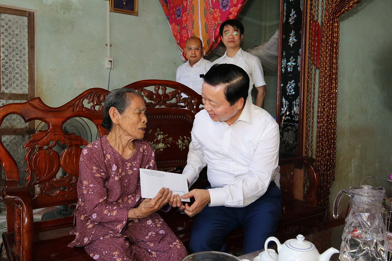 Bộ trưởng Trần Hồng Hà thăm và tri ân Mẹ Việt Nam Anh hùng