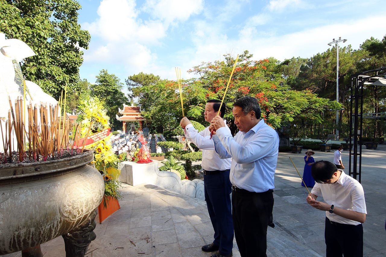 Lãnh đạo Bộ TN&MT dâng hương tưởng niệm các Anh hùng liệt sỹ tại Nghĩa trang Trường Sơn, Đường 9