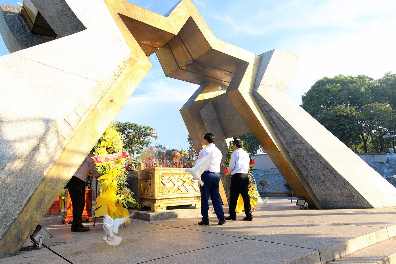 Lãnh đạo Bộ TN&MT dâng hương tưởng niệm các Anh hùng liệt sỹ tại Nghĩa trang Trường Sơn, Đường 9