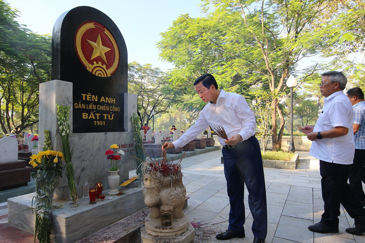 Lãnh đạo Bộ TN&MT dâng hương tưởng niệm các Anh hùng liệt sỹ tại Nghĩa trang Trường Sơn, Đường 9