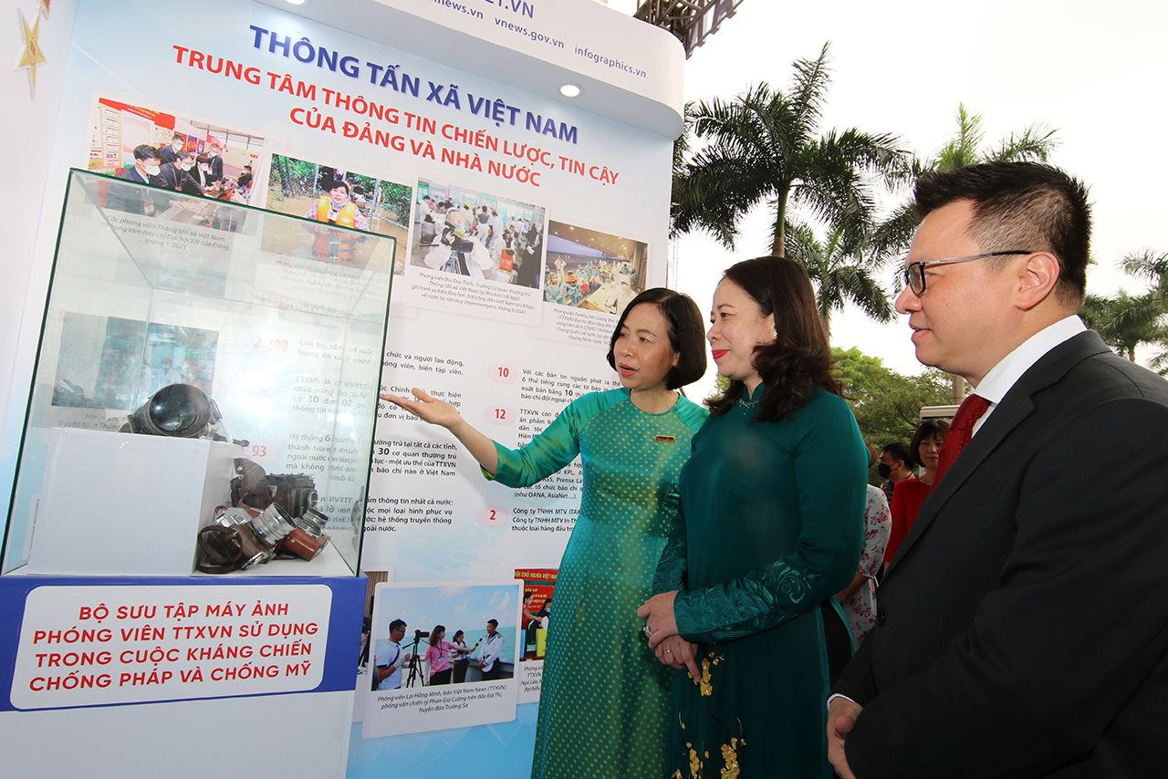 Bộ trưởng Trần Hồng Hà thăm Triển lãm Hội Báo toàn quốc năm 2022