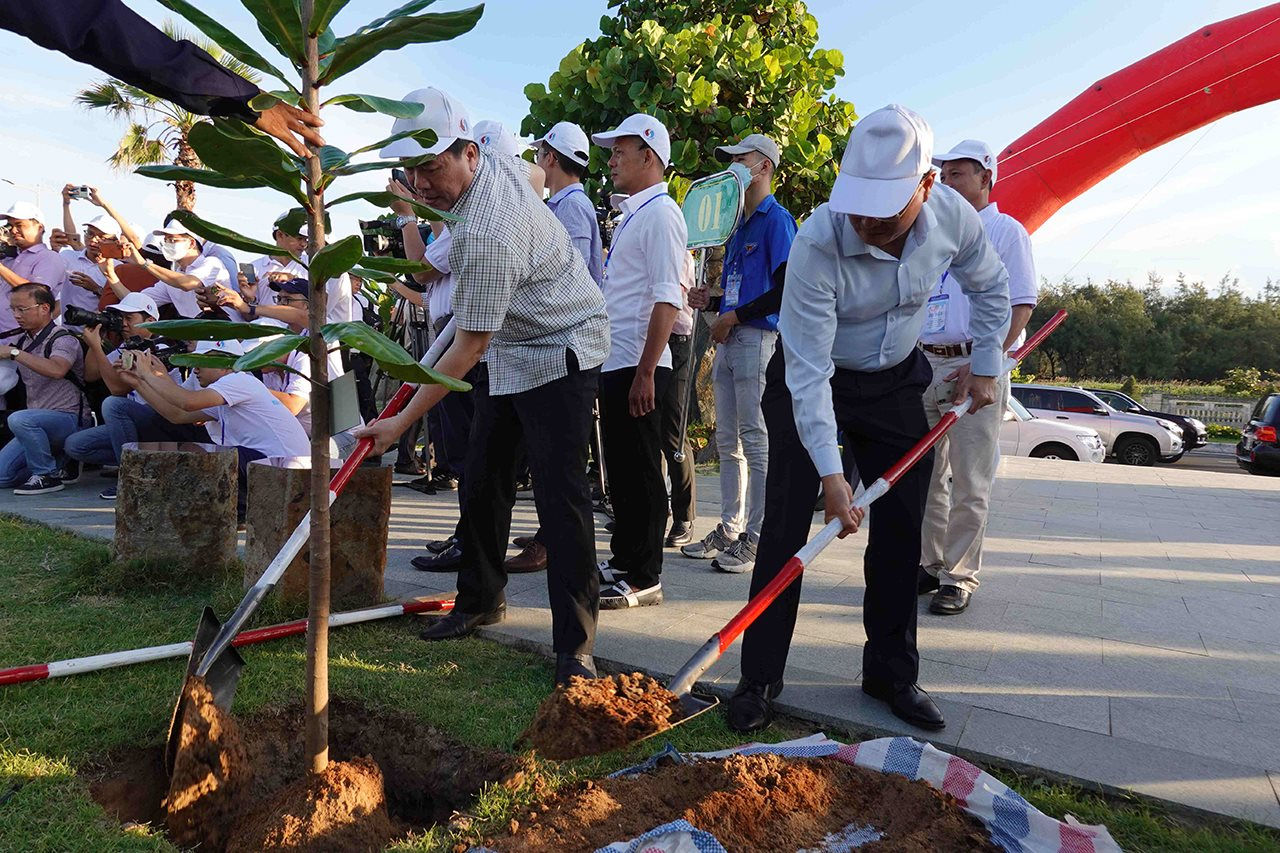 Bộ TN&MT cùng tỉnh Phú Yên tổ chức trồng cây xanh tại tháp Nghinh Phong, TP Tuy Hoà