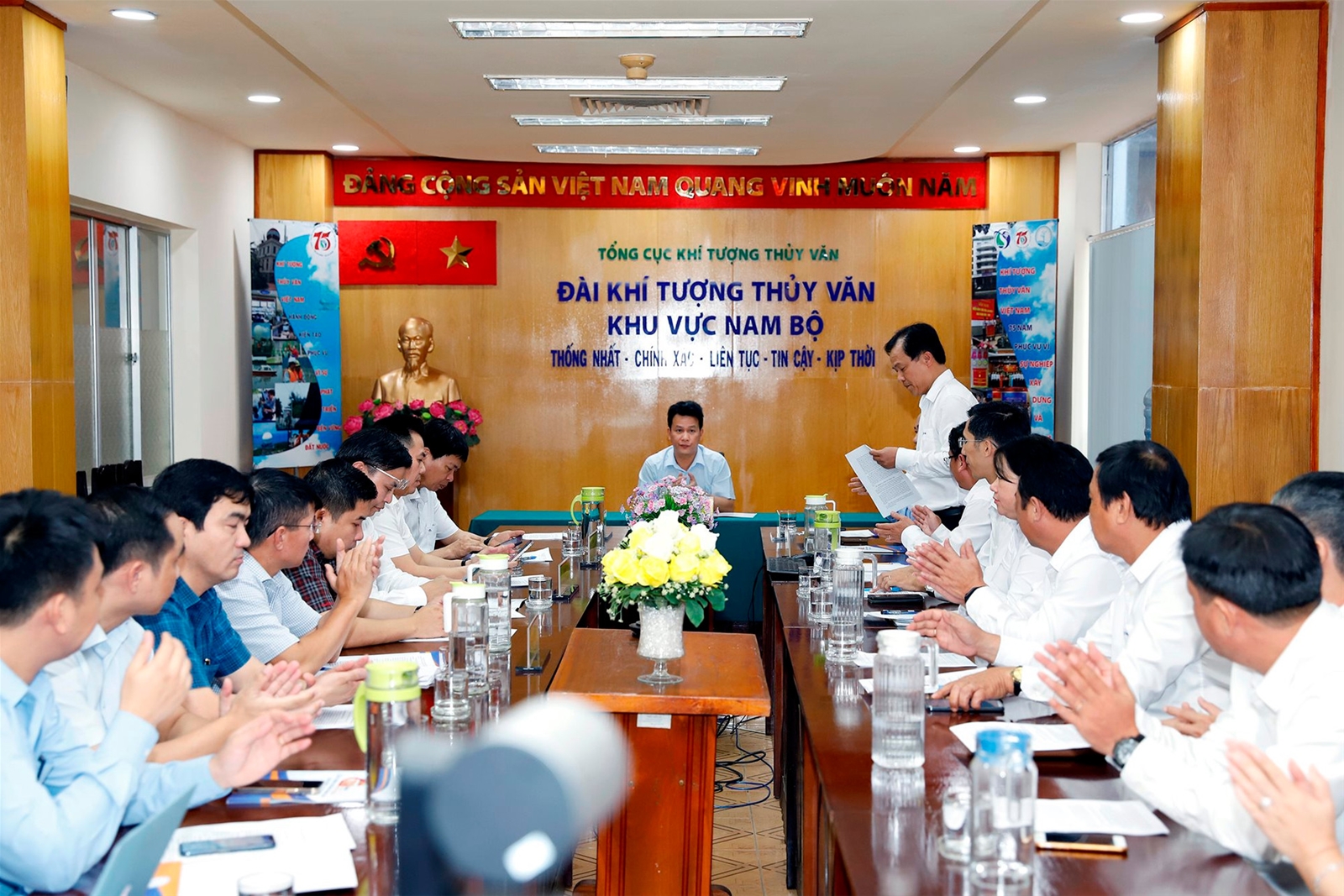 Bộ trưởng Đặng Quốc Khánh thăm và làm việc với Đài Khí tượng thủy văn khu vực Nam Bộ