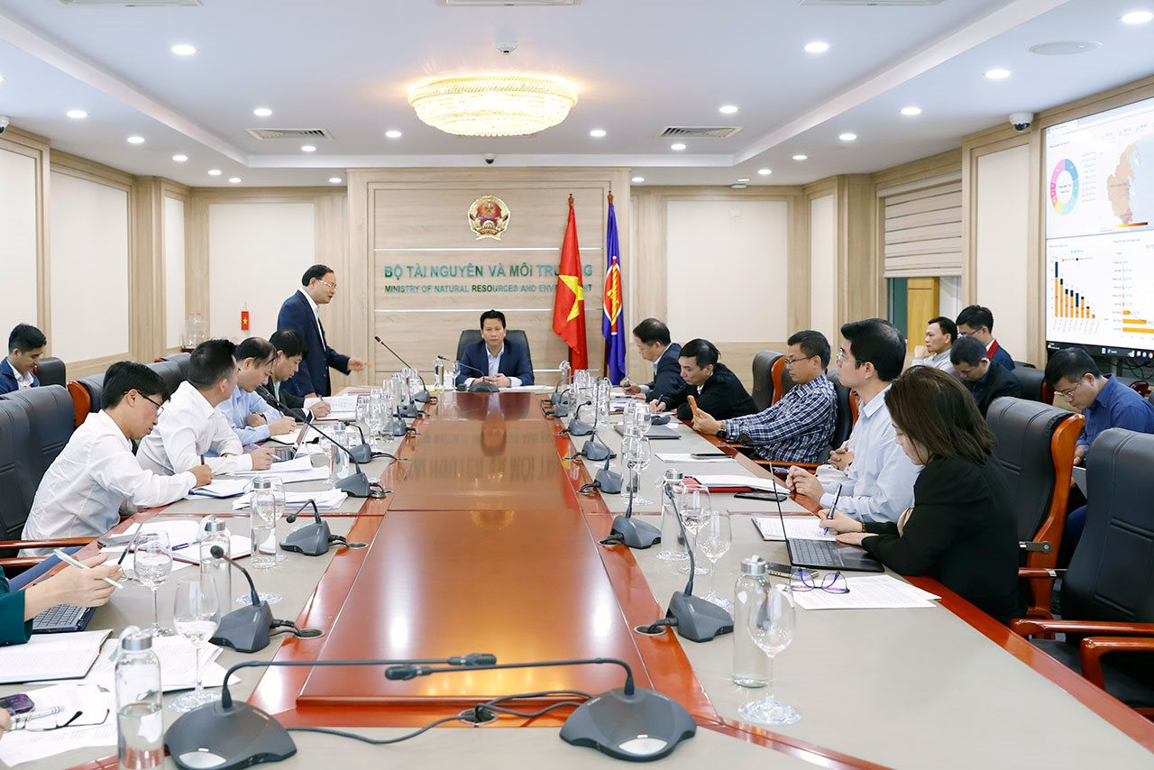 Bộ trưởng Đặng Quốc Khánh nghe báo cáo về công tác triển khai xây dựng và hoàn thiện cơ sở dữ liệu đất đai Quốc gia