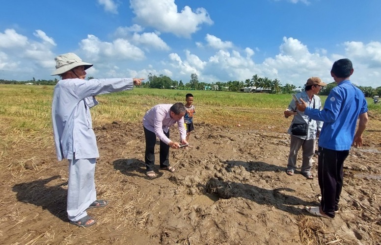 Làm rõ giếng khoan giữa đồng sôi ùng ục, đốt là cháy