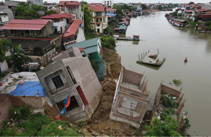 Xác định nguyên nhân vụ nhiều nhà dân ở Bắc Ninh bị sạt xuống sông Cầu