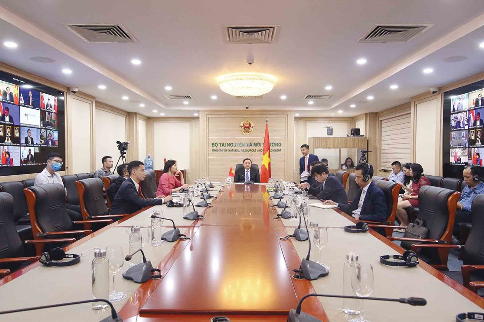 Đẩy mạnh ứng dụng công nghệ thông tin trong chỉ đạo điều hành, lắng nghe, và phục vụ tốt hơn cho người dân, doanh nghiệp