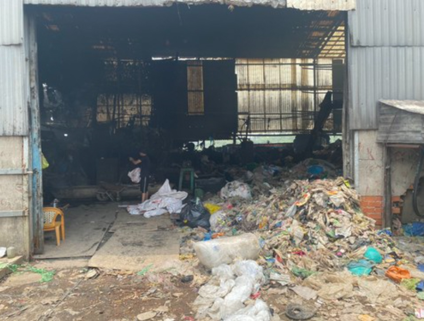 Huyện Bình Chánh: Người dân bức xúc với cơ sở tái chế đổ cả ngàn tấn rác thải gây ô nhiễm
