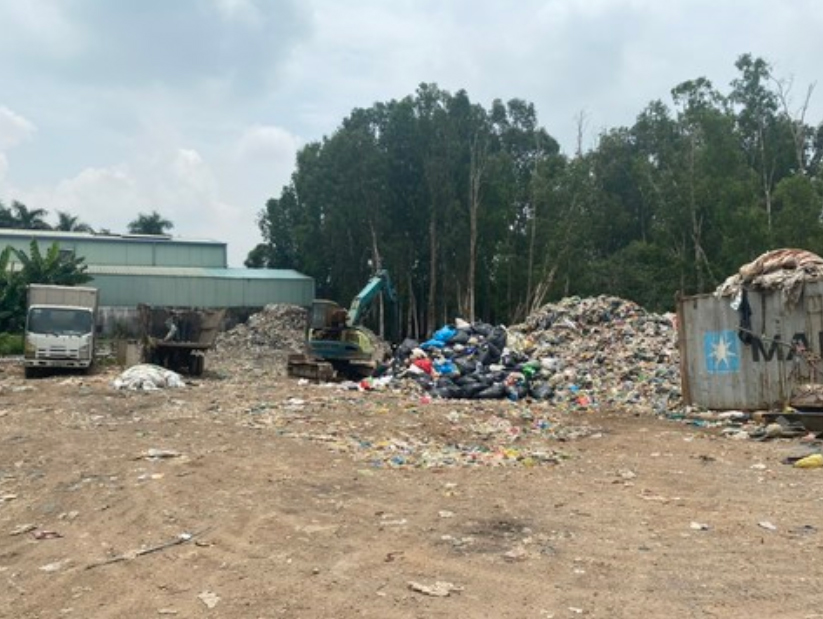 Huyện Bình Chánh: Người dân bức xúc với cơ sở tái chế đổ cả ngàn tấn rác thải gây ô nhiễm