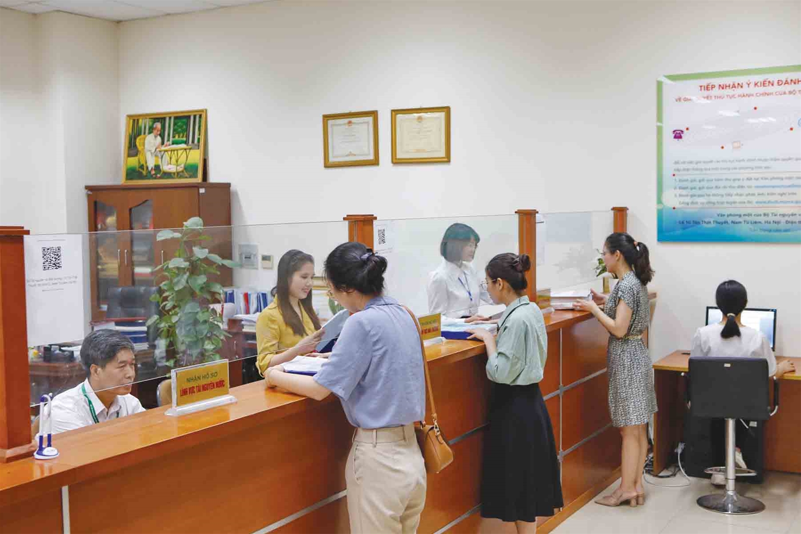 Đẩy mạnh ứng dụng công nghệ thông tin trong chỉ đạo điều hành, lắng nghe, và phục vụ tốt hơn cho người dân, doanh nghiệp
