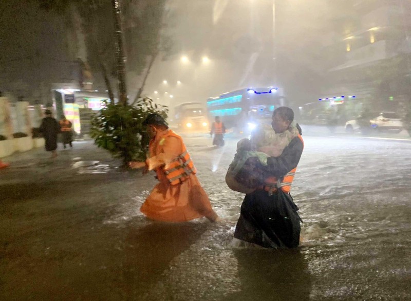 Tập trung ứng cứu người dân trong trận ngập lụt lịch sử