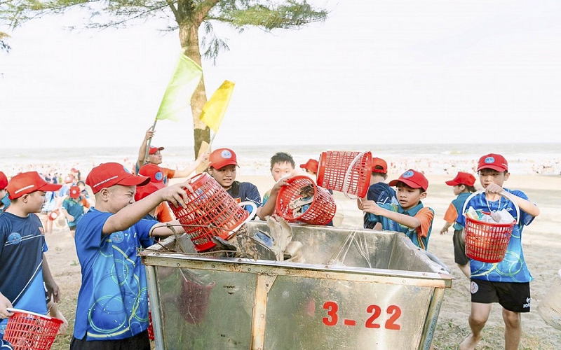 “Biệt đội nhí” bảo vệ môi trường tại biển Sầm Sơn