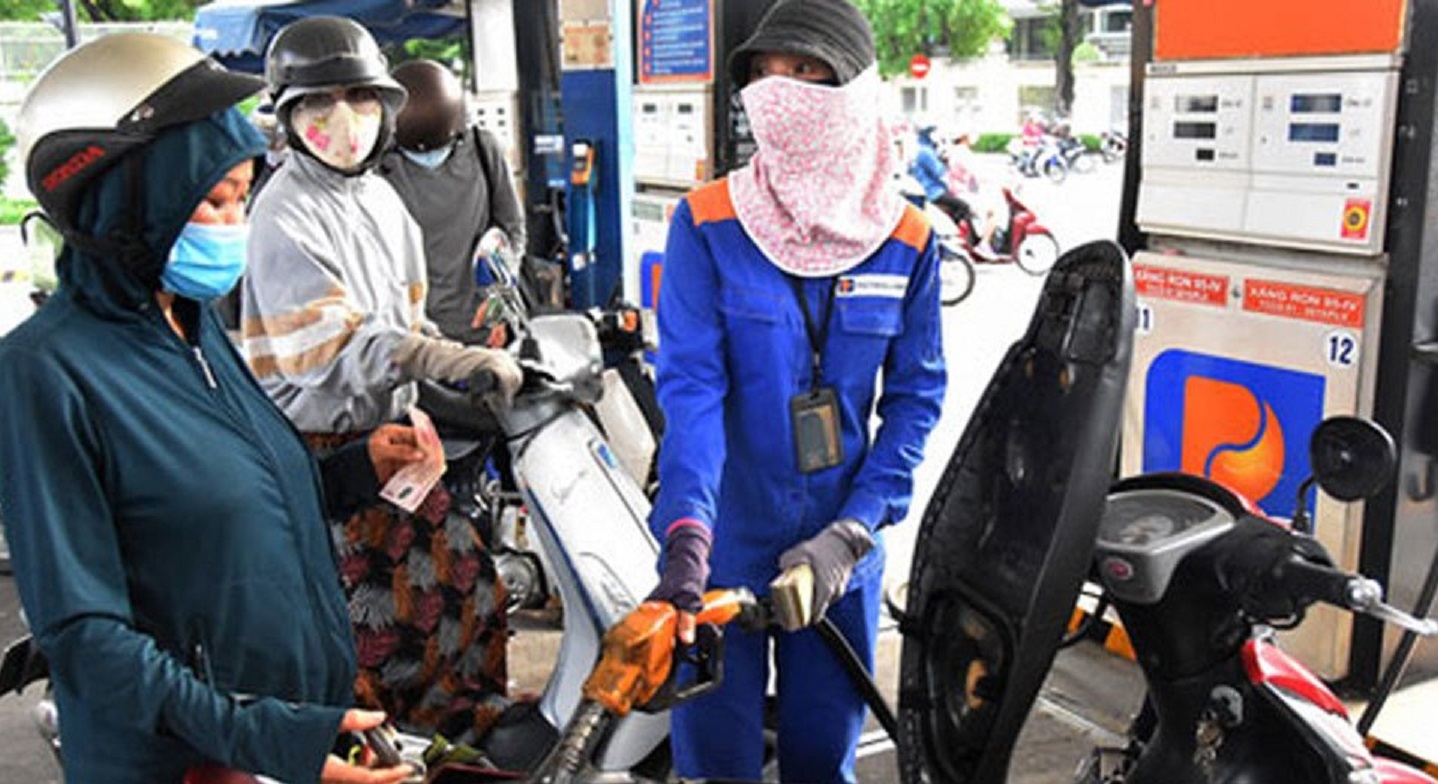 Giá xăng giảm nhẹ, dầu diesel lần đầu trong lịch sử cao hơn giá xăng