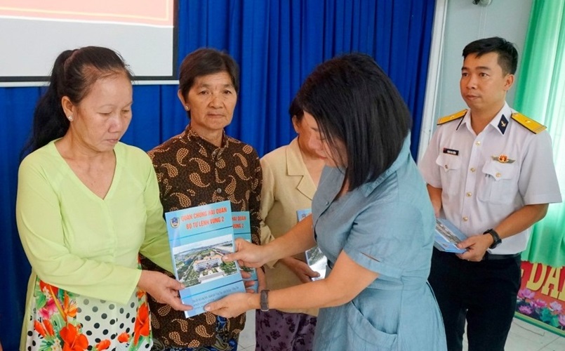 Tạp chí Biển Việt Nam phối hợp Vùng 2 Hải quân tặng quà gia đình chính sách