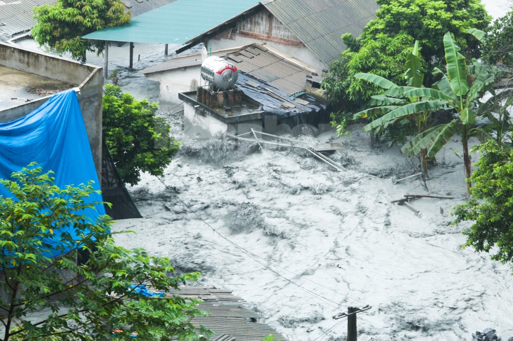 Yêu cầu khẩn trương khắc phục sự cố vỡ cống hồ thải quặng