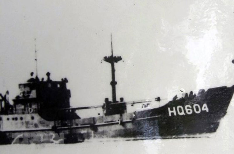 Thủ tướng Phạm Minh Chính dâng hương tưởng niệm các liệt sĩ Gạc Ma
