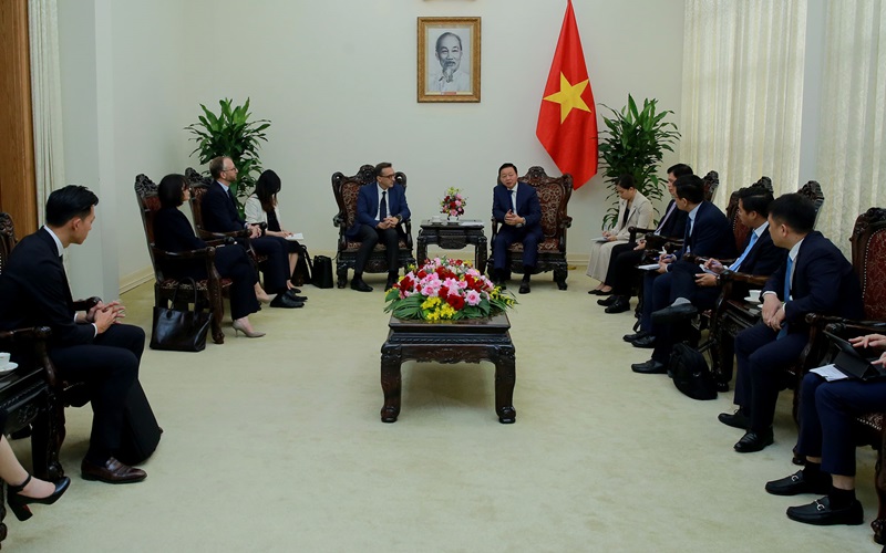 Hãng tàu biển của Pháp đề xuất đầu tư dự án sà lan điện tại Việt Nam